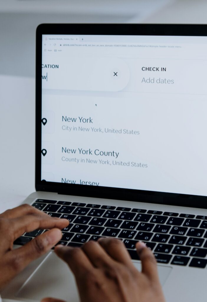 pexels-cottonbro-5077040-702x1024 متابعة الطلب الوظيفي بعد التقديم: كيف تزيد فرص قبولك؟