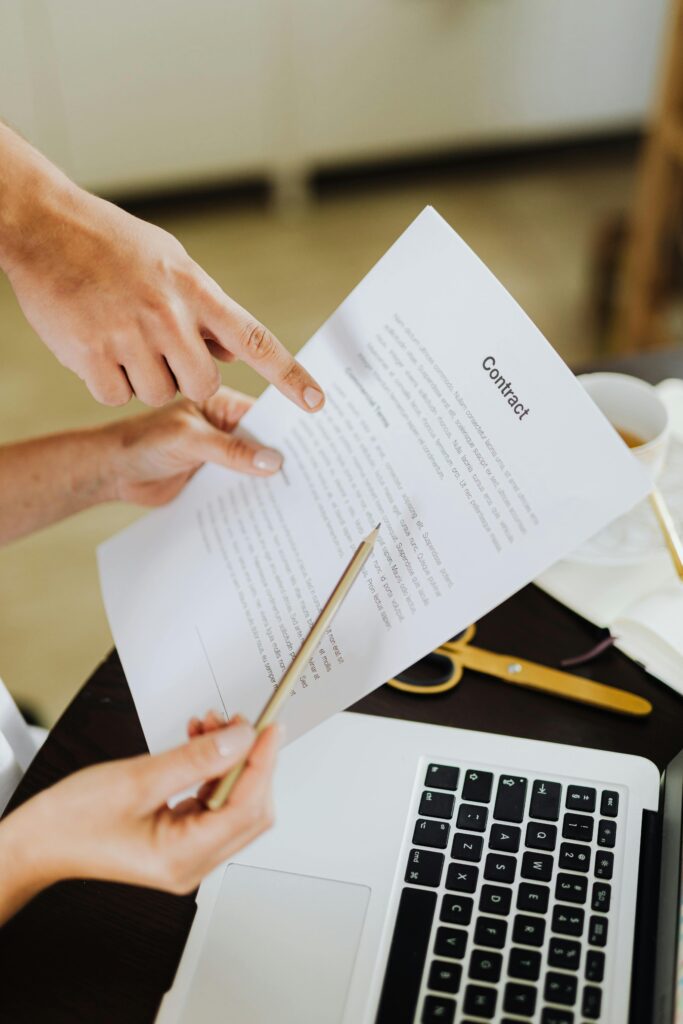 pexels-karola-g-4968561-683x1024 كيف تتفاوض على الراتب بطريقة احترافية؟ دليل عملي لزيادة دخلك بثقة في السعودية 2026